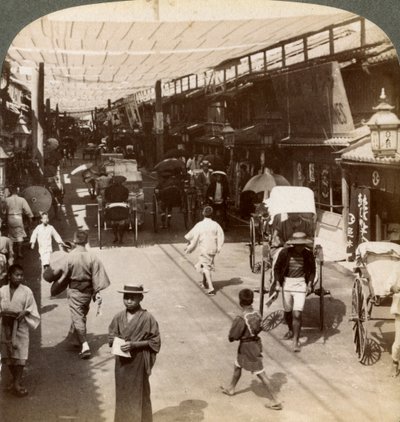 1904年京都の繁華街、四条芭蕉通の日よけの下の真夏の交通 作： Underwood and Underwood