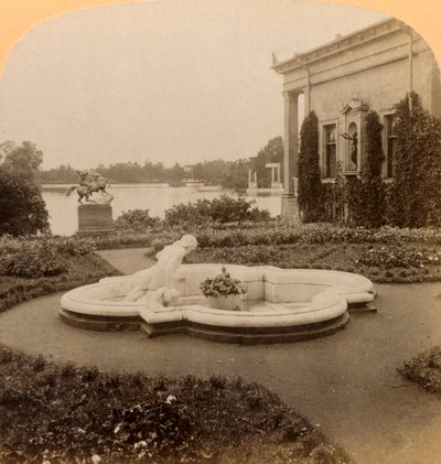 エンプレス島の水仙の噴水、植民地公園、ロシア、ペテルゴフの宮殿の敷地、1898年。 作： Underwood and Underwood
