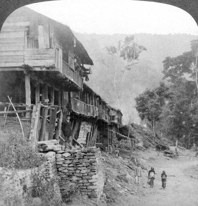 1903年、インドのダージリンに近いティースタ橋の先住民の村 作： Underwood and Underwood