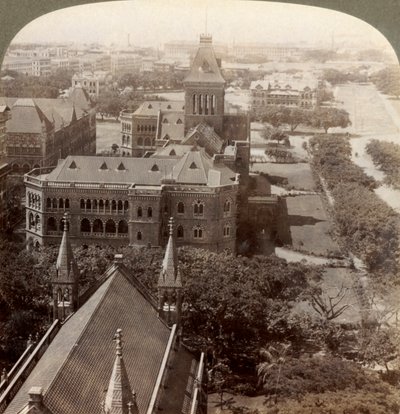大学および事務局Sq。タワー、ラジャバイタワーの南、インド、ボンベイ、1903年。 作： Underwood and Underwood