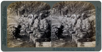 光の神の像の列の前で祈る農民、大谷川、日光、日本、1904年。 作： Underwood and Underwood