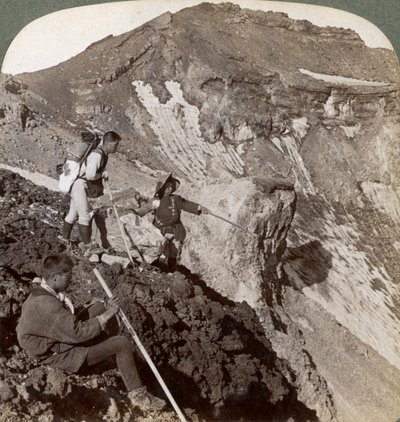 1904年に溶岩がちりばめられた縁から富士山富士山のクレーター、日本にピアリング。 作： Underwood and Underwood