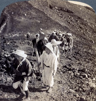 1904年の富士山登山の終わりに巡礼者。 作： Underwood and Underwood
