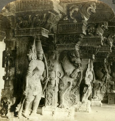 ヒンドゥー教寺院の柱、インドのマドゥライ、c1900年代。 作： Underwood and Underwood