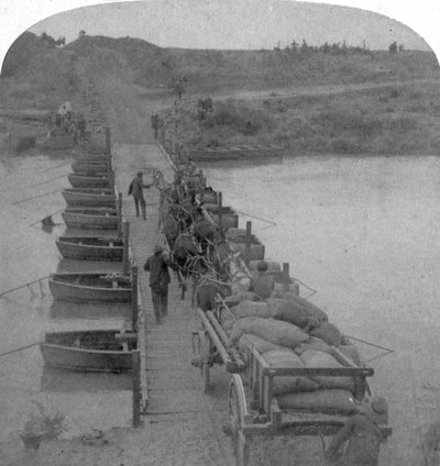 1900年にモダー川に架かるポンツーン橋、南アフリカ、ボーア戦争。 作： Underwood and Underwood