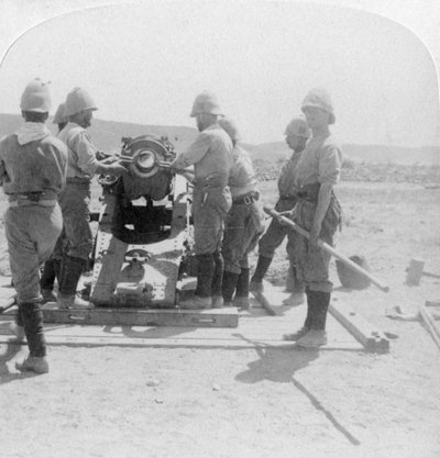 1900年、ボーダー戦争、南アフリカのモダー川で包囲電車の砲弾に砲弾を投入 作： Underwood and Underwood