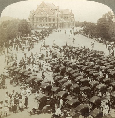 1902年6月26日、インドのシムラにあるクライストチャーチの前の人力車。 作： Underwood and Underwood