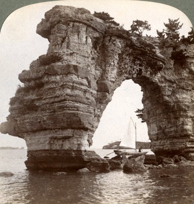 1904年、東南日本の松島湾の岩のアーチ。 作： Underwood and Underwood