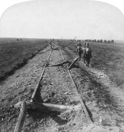 ロイヤルエンジニアが1900年に南アフリカのクルーンスタードにあるボーアーズによって破壊された鉄道を修理しました。 作： Underwood and Underwood