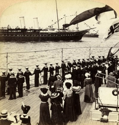 戦艦HMSナイルを通過するロイヤルヨット、コロネーションレビュー、スピットヘッド、ハンプシャー、1902年。 作： Underwood and Underwood