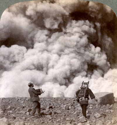 1904年、浅間山浅間山の火口での突然の火山爆発。 作： Underwood and Underwood