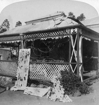 南アフリカのマフェキングを包囲した94ポンドのボーア砲弾に襲撃されたクラブ、1901年。 作： Underwood and Underwood