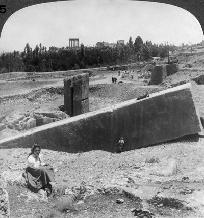 1900年、シリアのバールベックバラバックの遺跡。 作： Underwood and Underwood