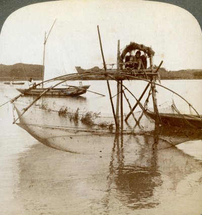 海のトイレ、奇妙な漁網、松島湾、1904 作： Underwood and Underwood