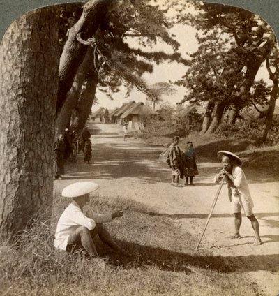 1904年、東京から京都への古い郵便道、鈴川で松の下で休憩した旅行者。 作： Underwood and Underwood