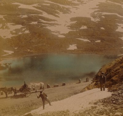 7月の雪だるまを持っている旅行者、ノルウェーのハウケリ山脈を越えた道、アーティスト：Elmer Underwood、Bert Elias Underwood。 作： Underwood and Underwood