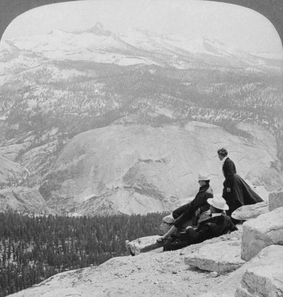 リトルヨセミテバレーの雲の残りからマウントクラーク、カリフォルニア州、アメリカ合衆国、1902年までの眺め 作： Underwood and Underwood