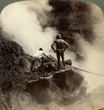 1904年に阿蘇山の火山の途中で蒸気の噴火と泥の沸騰を観察 作： Underwood and Underwood