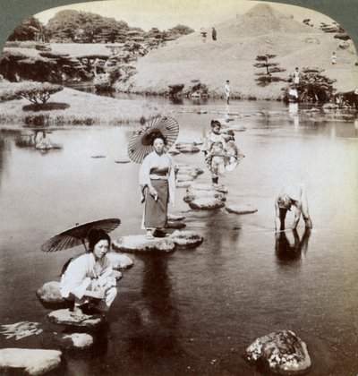 飛石で湖を渡る女性、水前寺庭園、熊本、日本、1904年。 作： Underwood and Underwood