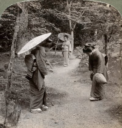 金閣寺庭園の女性、京都、日本、1904年。 作： Underwood and Underwood