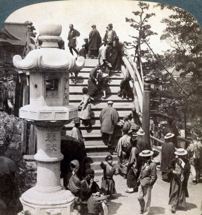 半円形の橋を渡って亀戸寺へと向かった崇拝者たち 作： Underwood and Underwood