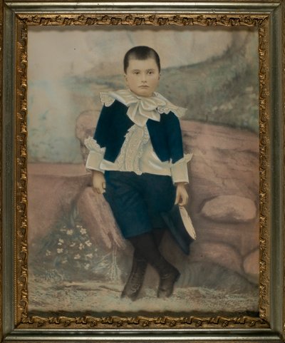 ファンシー・ブルーのスーツを着た少年 作： Unidentified