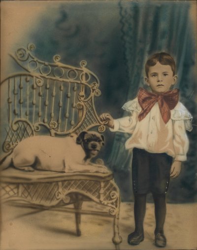 犬を椅子に乗せた少年 作： Unidentified