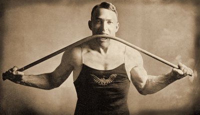カリフォルニアのストロングマンPAラインバーガー氏は歯で鉄の棒を曲げている、サンフランシスコ-c.1922 作： Unknown
