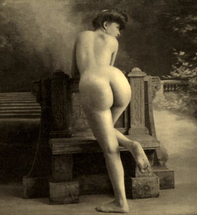 女性ヌード、1900年頃（セピア写真） 作： Unknown