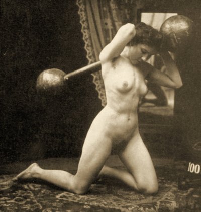グローブバーベルで運動している女性のヌード、1900年頃（セピア写真） 作： Unknown