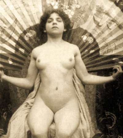 大きなファンでポーズをとる女性のヌード、1900年頃（セピア写真） 作： Unknown