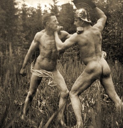 ローマのヘルメットとの格闘バトルポーズ、1910年頃（セピア写真） 作： Unknown