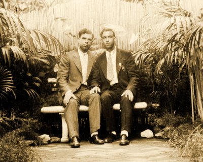 トロピカルガーデンでの愛情のこもったカップルの肖像、c.1930 作： Unknown