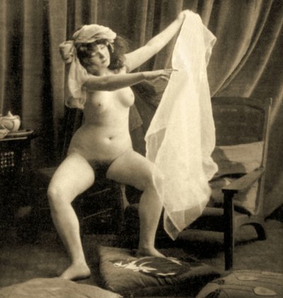 ターバンとベールが付いた着席女性ヌード、1900年頃（セピア写真） 作： Unknown