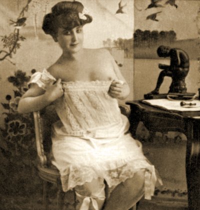 レースシュミーズを表示する若い女性、1900年頃 作： Unknown