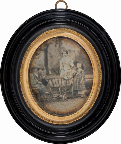 庭で 2 人の女性と 3 人の子供 作： Unknown 19th Century