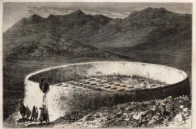 テヘラン（イラン）の近くにあるゲブラ族（ゾロアスター教）の墓地。周囲60メートル、高さ5メートルの大きな塔の形をしており、内部は巨大な箱で構成され、それぞれが保管庫への入り口となっており、骨はそこに置かれている 作： Unknown artist