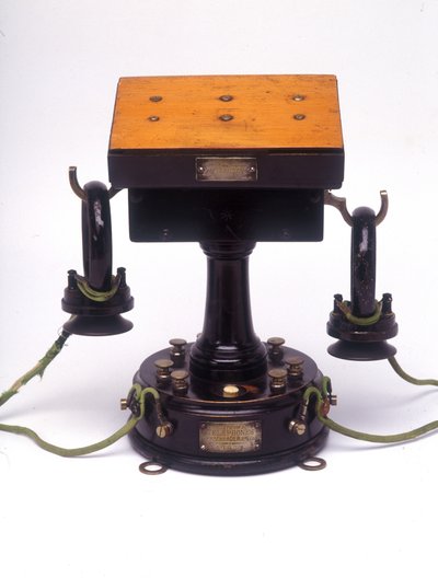 アデルの電話（またはアデル-ガワーの電気電話）：1878年 コレクション フランステレコム 作： Unknown artist