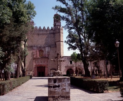 アートメキシコ：1571年に建てられたアウグスティニアン修道院（サン・アウグスティン・アコルマン修道院）の風景。十字架はテキトキ族の先住民のアーティストが作っている。メキシコ。アコルマン 作： Unknown artist