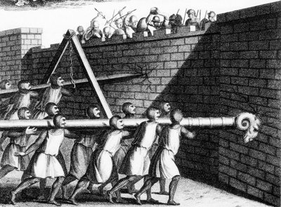 破城槌で壁を攻撃する。 チェーンに取り付けられたものは、肩に担がれたものよりも多くの推進力を与えることができました. 1800年頃の彫刻。 作： Unknown artist