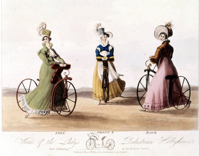女性のための自転車を前、横、後ろから。これはバロン・フォン・ドライスが発明したモデル「ドレシエンヌ」です。木製で、まだペダルはなかった。1819年のカラーリトグラフ。 作： Unknown artist
