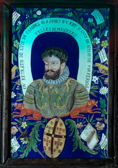 ポルトガルの詩人ルイス・ヴァズ・デ・カモエス（1525-1580）の詩集が肖像画を飾っています。16世紀リスボン、国立古代美術博物館 作： Unknown artist
