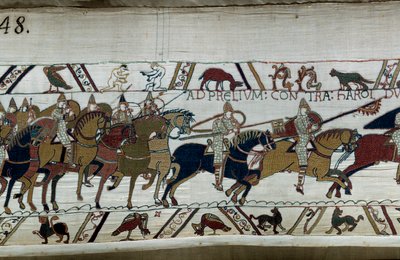 ノルマン人の征服王ウィリアム（1027-1087）による1066年のイングランドの征服：彼の軍はヘイスティングスのハロルド2世の軍に向かって前進している 左下には2人の裸の男 バイユーのタペストリーの詳細またはマチルド王妃の刺繍 作： Unknown artist