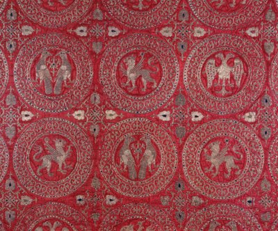 Detail of ecclesiastic costume fabric in purple silk from Cyprus representing fantastic animals (幻想的な動物が描かれたキプロスの宗教的な紫の絹の衣装) 13世紀 イタリア、アナニのカテドラーレ博物館 Museo della Cattedrale Anagni 作： Unknown artist