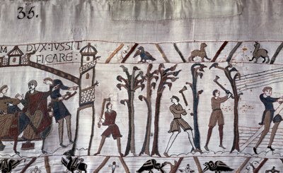 ギヨーム公が船の建造を命じ、木が伐採された - マチルド王妃の刺繍として知られるバイユーのタペストリー 作： Unknown artist