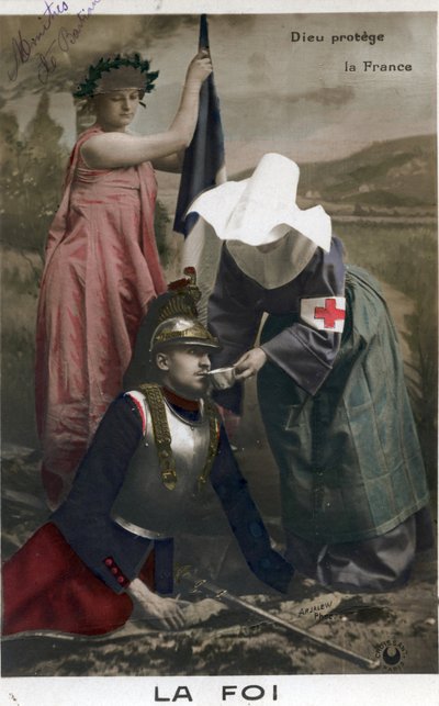 祖国への信仰「神はフランスを守る」：1870年のプロイセンとの戦争で立ち上がったフランス兵の世話をする赤十字の腕章をつけた看護師を見る三色旗のフランスの寓意。19世紀のカラーポストカード。 作： Unknown artist