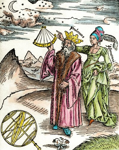 ギリシャの天文学者クロード・プトレミー（Claudius Ptolemaeus）（西暦90年頃～168年頃）が六分儀と天文学を使っている様子。1503年のエングレーヴィング。個人蔵 作： Unknown artist