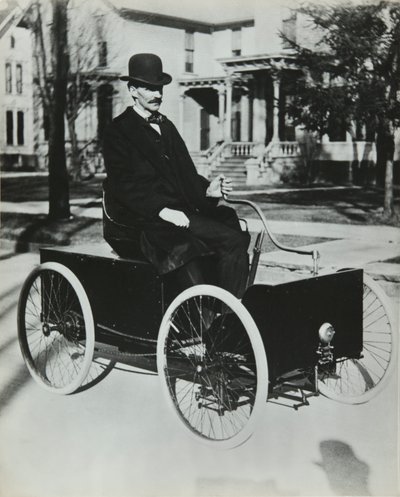 ヘンリー・フォードが1896年にデトロイトの街を走った初のガソリン車（チェーン・トランスミッションの四輪車）、Privee Collection 作： Unknown artist