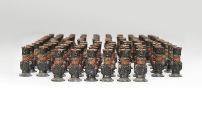 フランスの歩兵の形をしたおもちゃの兵隊やキャンペーンマップマーカーの大きなグループ、1810年から14年頃（木製塗装）（2921970も参照 作： Unknown artist