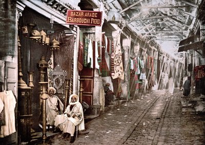 チュニスのLe souc el Trouck：フランス語で「Bazaar arabic Barbouchi brothers」と書かれた看板のある店。フォトクローム、1900年。 作： Unknown artist